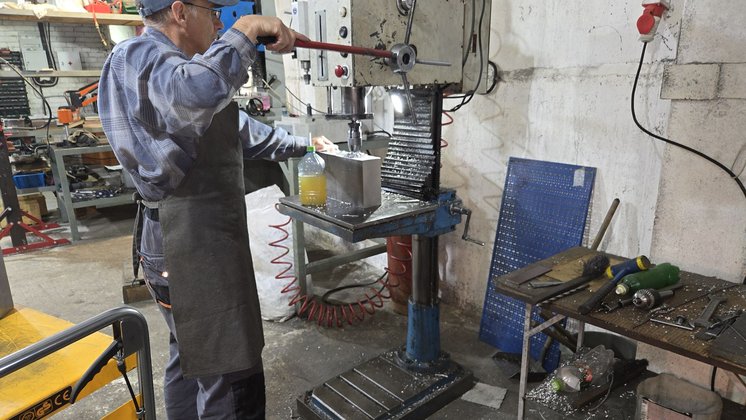 Этап слесарной обработки или сборки в процессе производства пресс-формы. Сверление отверстий для сборки плит пресс-формы.