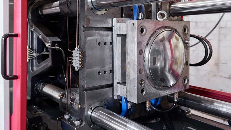 Подвижная часть пресс-формы в процессе литья под давлением изделия из полимеров.